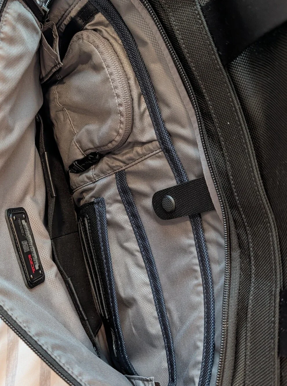 LIKE NEW Tumi Alpha Weekender Bag
